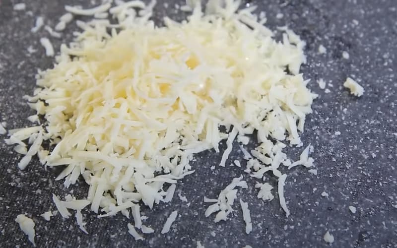 Сыр крупно натираем.