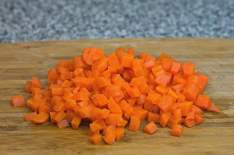 Добавляем мелко нарезанную морковь и специи: соль, перец, паприку, чеснок, куркуму. 
