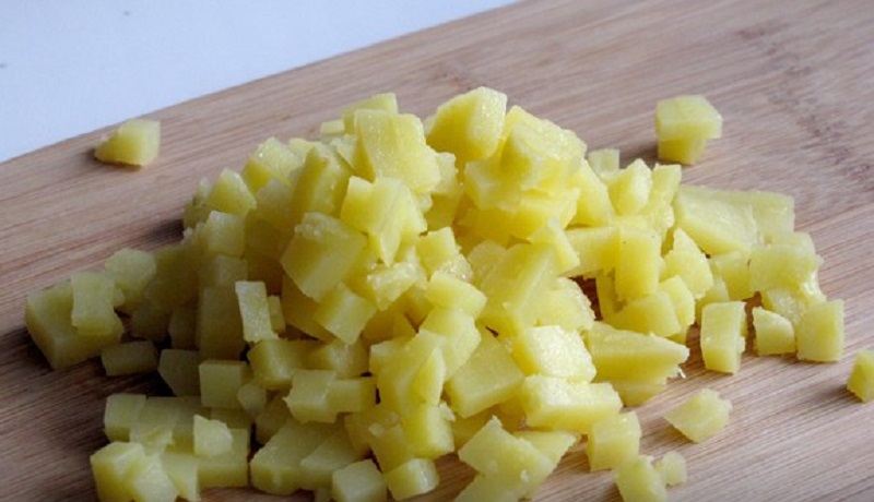 Нарезать отварной картофель кубиками.