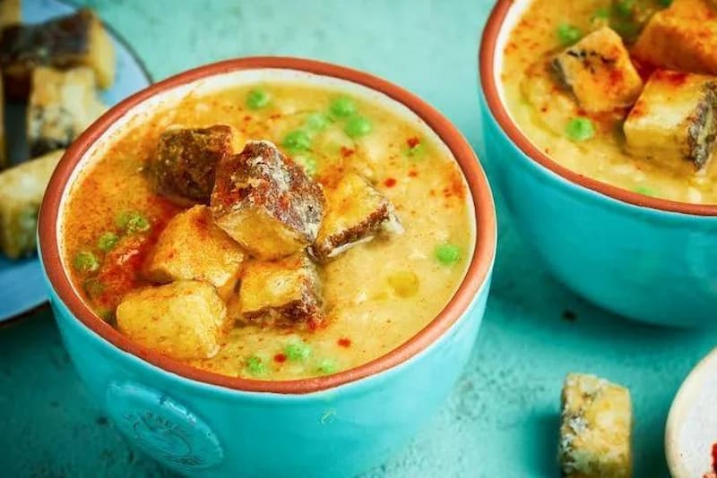 Разлейте суп по тарелкам, выложите тофу, посыпьте копченой паприкой и подавайте.