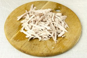 Мясо отвариваем, охлаждаем и разрываем руками на кусочки. Никакого ножа! «Порванное» мясо получается более мягким и выглядит экзотично.