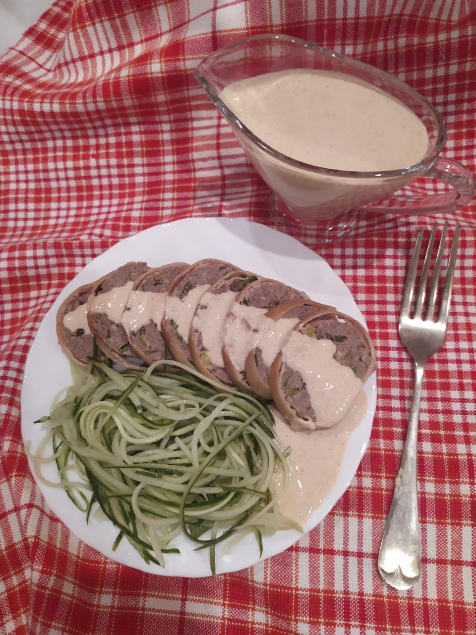 Порезать на ломтики на блюде, подавать с овощами и остреньким соусом. Например, с Белым острым соусом.

Белый острый соус.

Сметана 100 мл
Уксус яблочный 40 мл
Хрен 1 ст.л.
Горчица не жгучая 1 ч.л.
Сок лимона 1 ст.л.
Сахар коричневый 2 ч.л.
Соль 0,5 ч.л.
