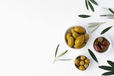Диетолог раскрыл правду о маслинах и оливках