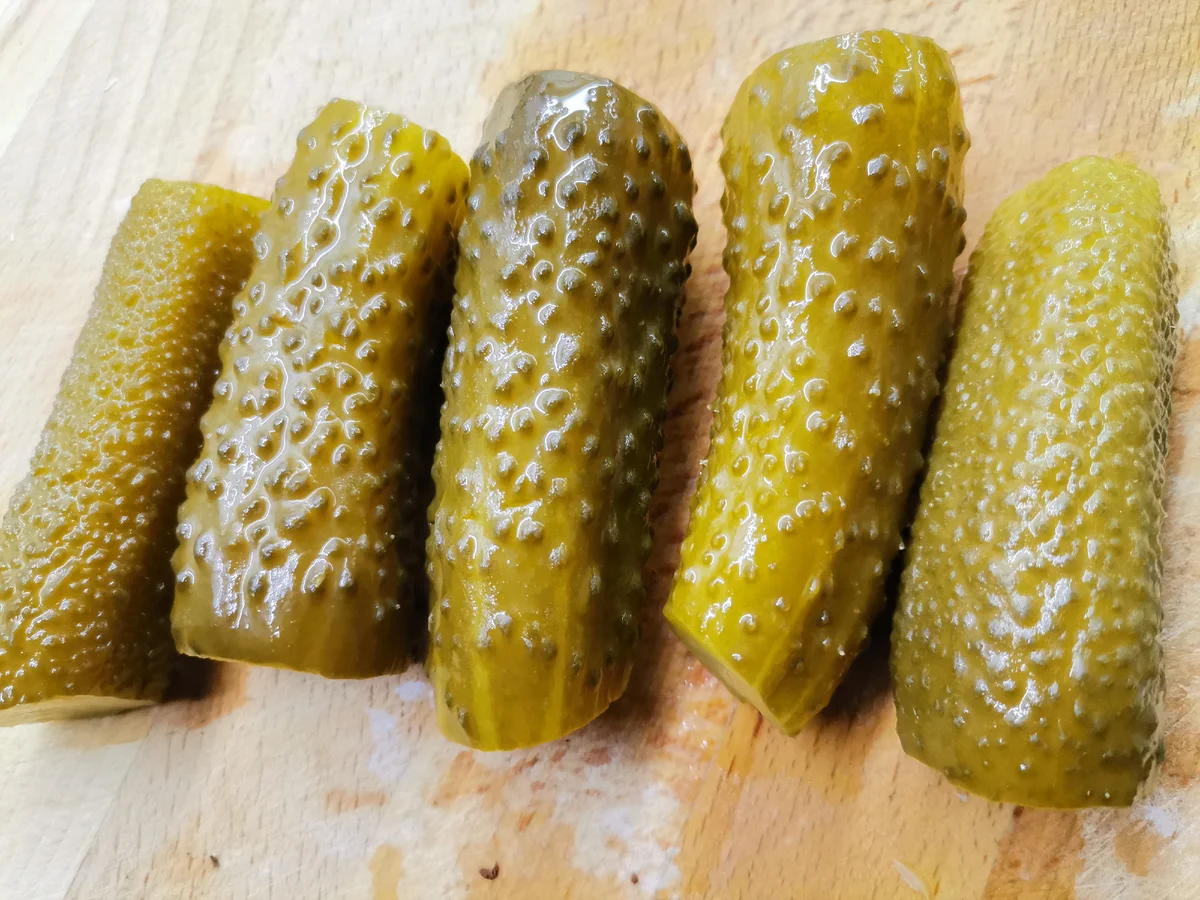 Нарезанные соленые огурчики немного припускаем и отправляем в будущий рассольник.