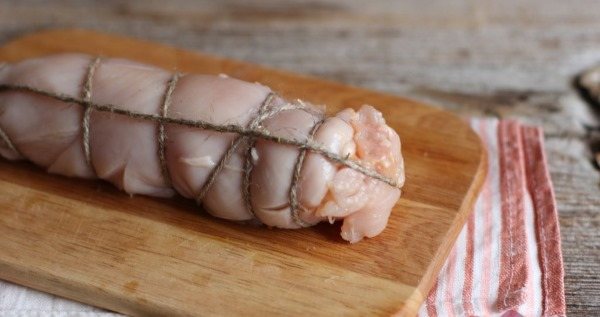 Мясо вынимаем, споласкиваем, связываем плотной ниткой.