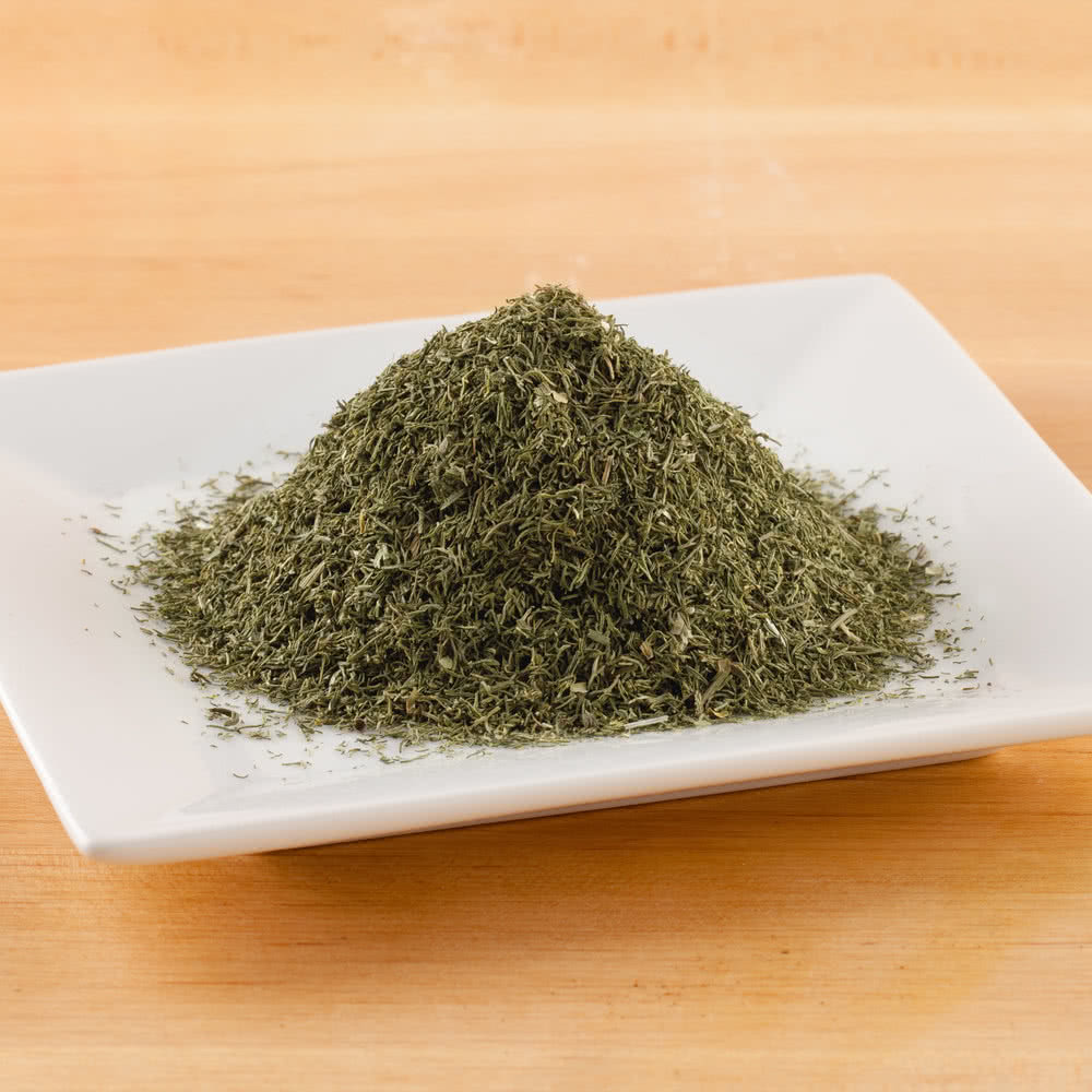 Через 5–7 минут после добавления шампиньонов заправить все, что находится в сковороде сушеным укропом.