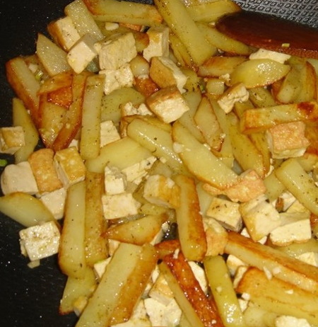 За пару минут до готовности добавить измельченный чеснок, посолить, поперчить, можно добавить приправу для блюд из картофеля.