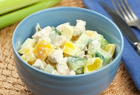 Салат с птицей, яблоком и сельдереем