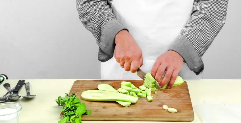 Для начинки кабачки очистите (молодые цукини можно не очищать), нарежьте кубиками, чеснок очистите и измельчите. Обжарьте овощи на оливковом масле до полуготовности. Листочки мяты снимите с веточек и порубите.