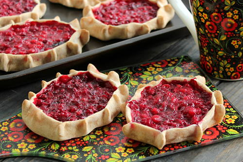 Тесто приготовьте вручную или при помощи кухонной техники. Просто соедините, перемешайте все ингредиенты, откорректируйте консистенцию мукой или жидкостью (кроме воды можно использовать кефир, сыворотку или молоко). Затем вымесите до эластичного состояния