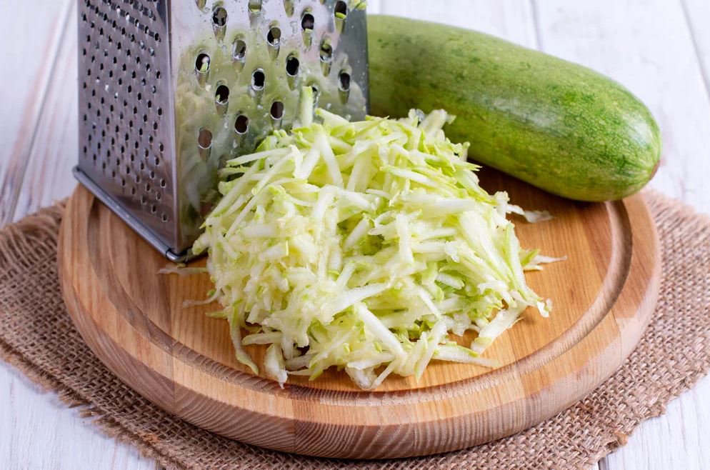 Начинаем приготовление блинчиков с разделки кабачков – нашего главного ингредиента. Сначала моем их, затем счищаем кожицу, трем на терке и перекладываем в глубокую миску. Солим и перчим по вкусу, добавляем яйца, хорошенько все перемешиваем. Отдельно к сме