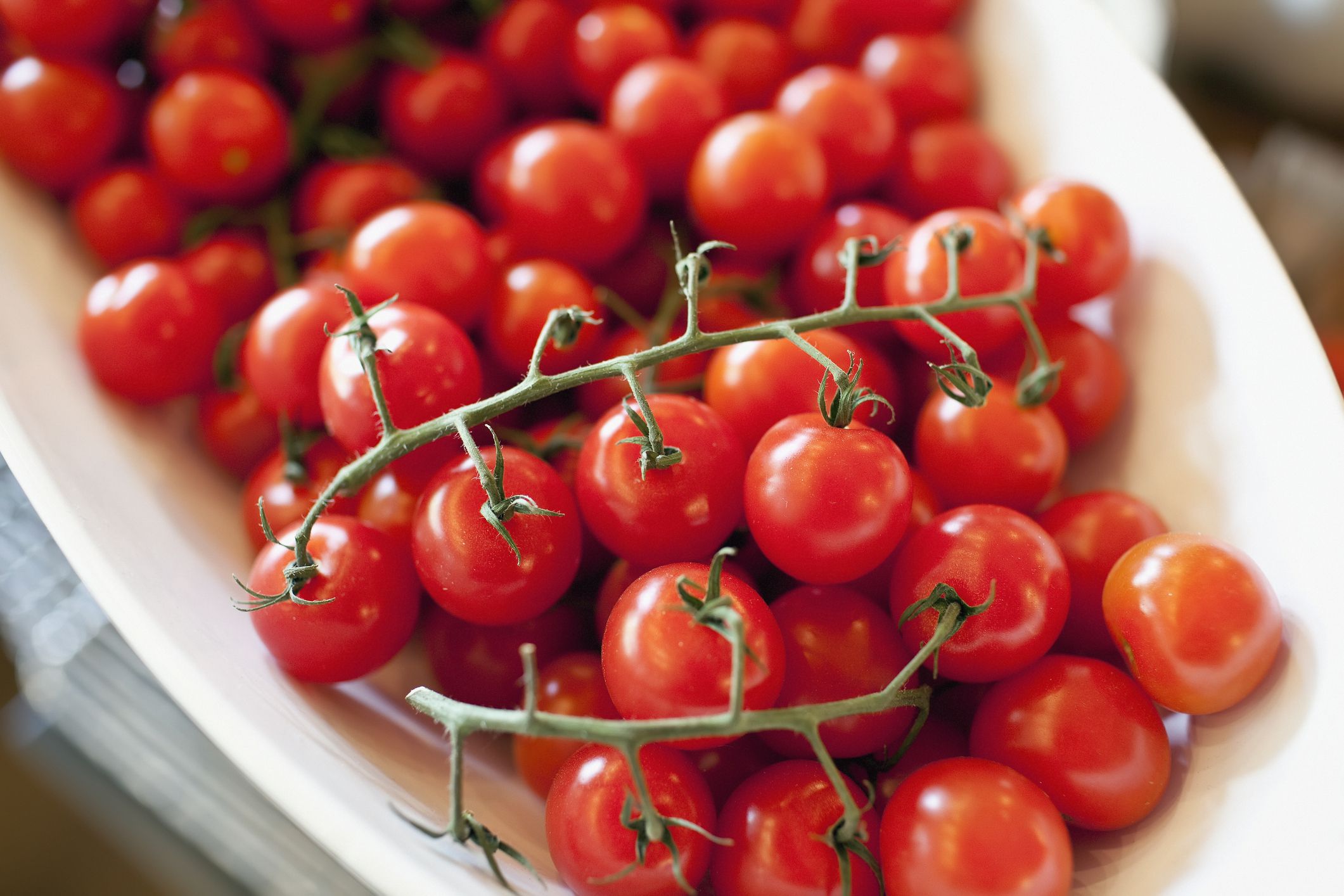 1.	Сливовидные помидоры нарежьте толстыми кружочками, черри – пополам.