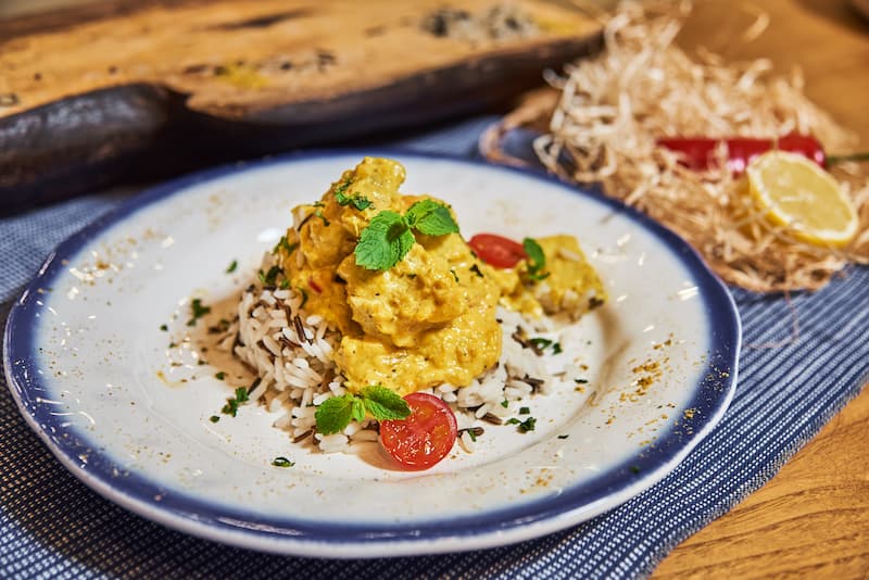 Выложить карри на тарелку вместе с рисом. Готово!