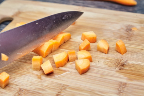 Морковь порезать кубиками, лук разделить на несколько частей, сельдерей нарезать некрупными кусками, выложить в кастрюлю, залить водой, готовить до готовности моркови, примерно 25 минут.