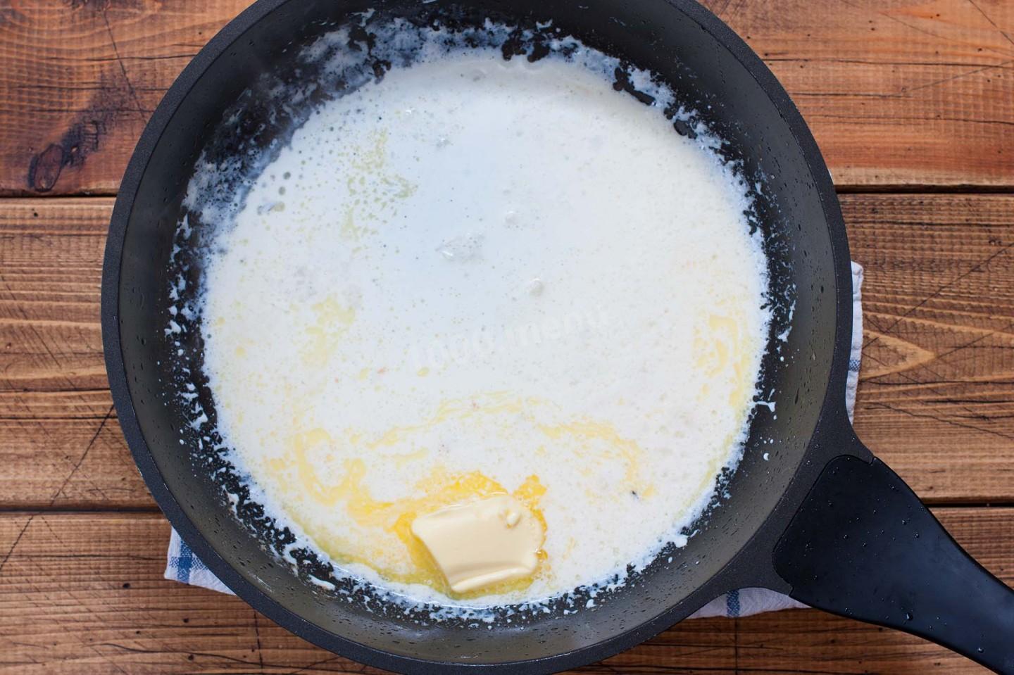 Приступаем к раскатке теста. Тесто делим на две части, каждую нужно хорошо раскатать.