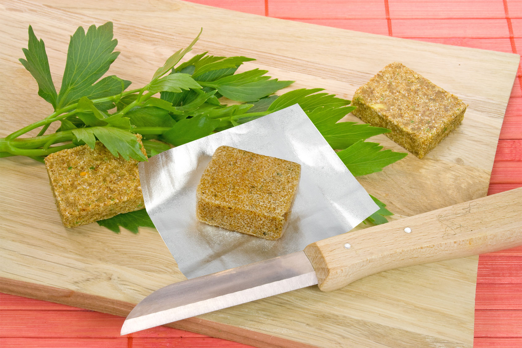 Добавить воду, сахар, раскрошить говяжий бульонный кубик, посолить, поперчить. Довести до кипения. Если выбрали долгий способ приготовления, то готовим на маленьком огне под крышкой, около 1.5-2 часов. Если быстрый, то 30-40 минут на среднем огне без крыш