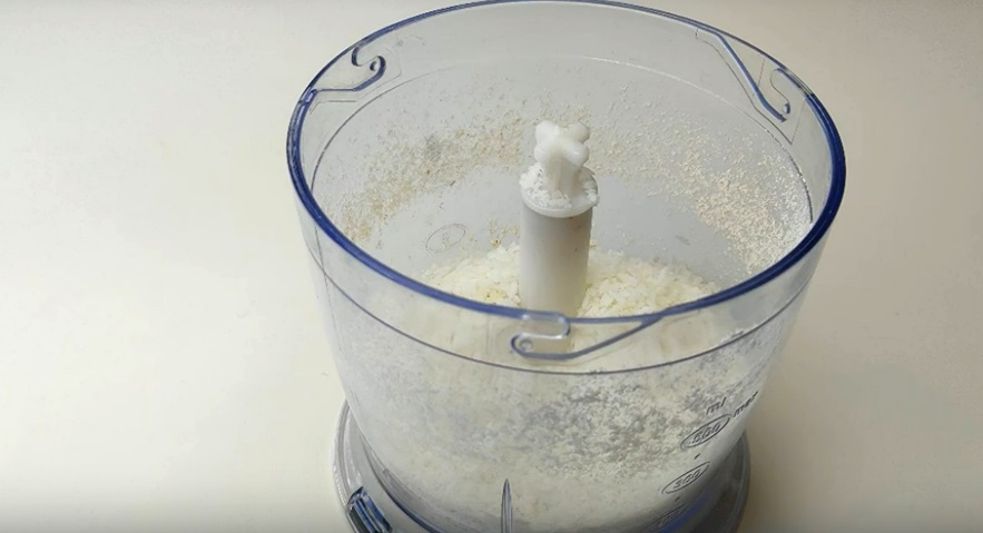 Если кокосовая стружка крупная, то ее можно добавить к овсянке и тоже немного измельчить.