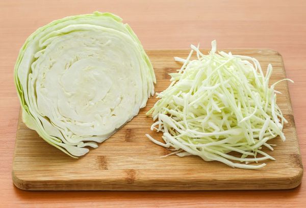 Мелко нашинкуйте свежую капусту. Выложите капусту в мясной бульон, затем нарезанный кубиками картофель. Посолите, сладкий болгарский перец нарежьте мелкой соломкой и всыпьте в бульон.
