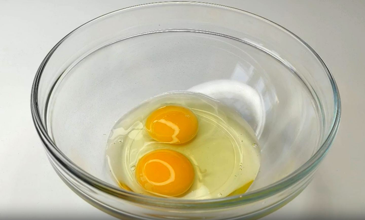 До пышной пены взбить 2 яйца.