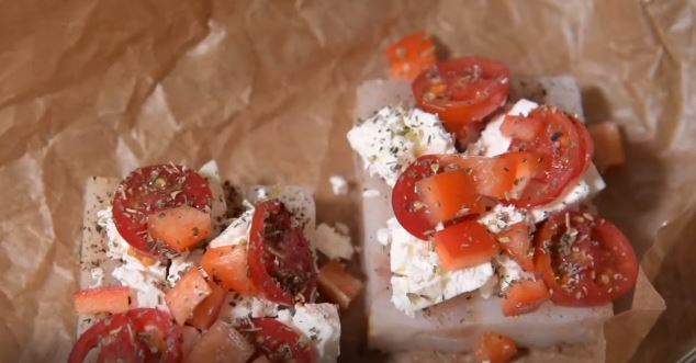 Добавить соль, перец, пару капель оливкового масла и посыпать прованскими травами.