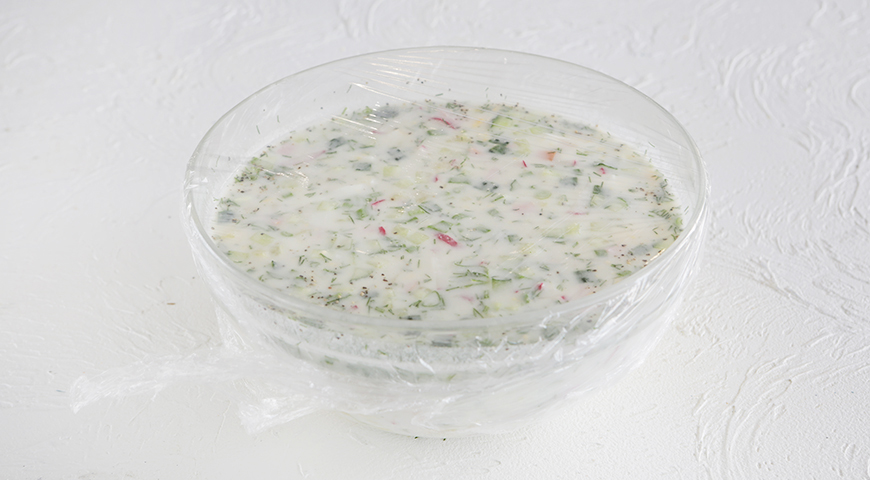 Закройте миску с окрошкой и уберите в холодильник на 30 минут. Затем разлейте суп по порционным тарелкам и подайте на стол. Можно дополнительно украсить листочками зелени.