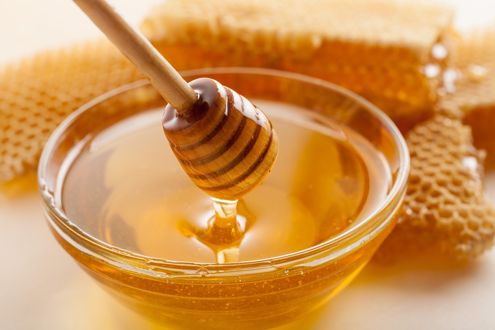 Добавьте мёд и хорошо перемешайте до однородного состояния. Масса получится достаточно жидкая. Но потом варенье становится более густым.