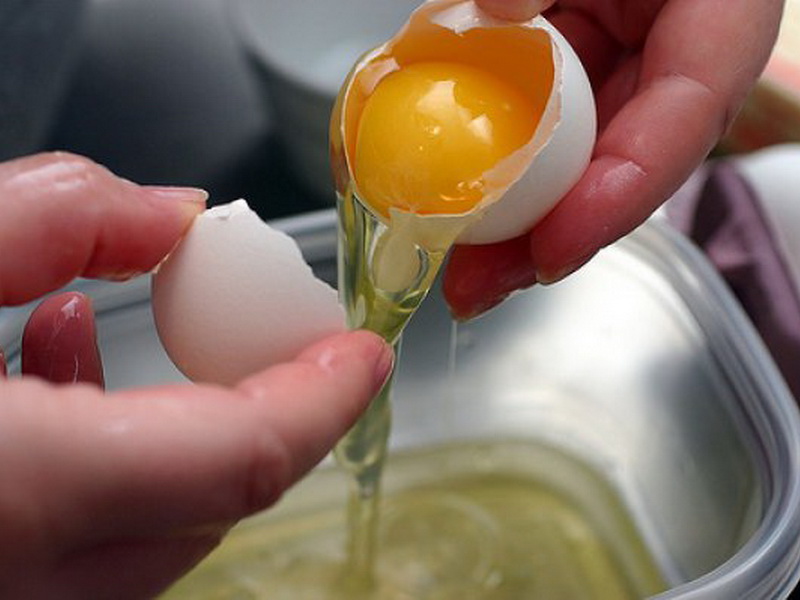 Яйца разделите на желтки и белки. Старайтесь это сделать аккуратно, чтобы в белки не попала даже капелька желтка, иначе они не взобьются. Белки на время дальнейшего приготовления уберите в холодильник.