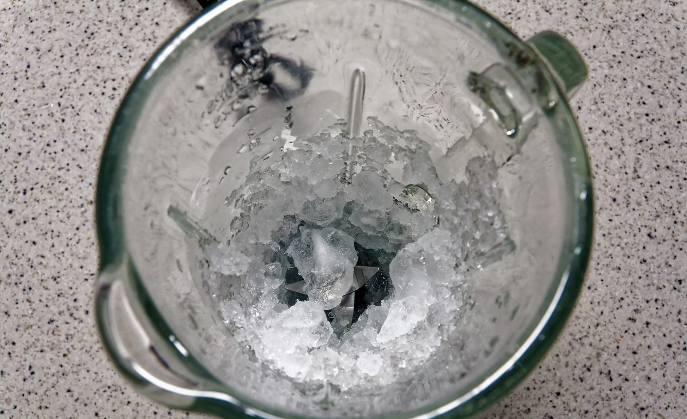 Лед размолоть в блендере или разбить молоточком на небольшие крупинки и убрать в морозилку, чтобы не растаял. 