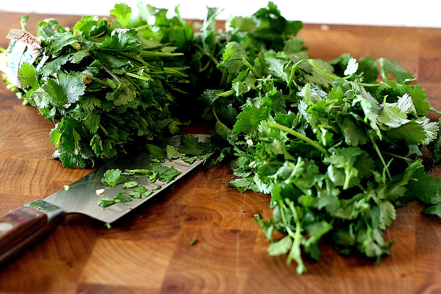 Нарезаем кинзу и выкладываем на помидоры.