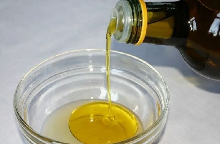 Сначала нужно приготовить заправку, для чего смешать сок лайма, оливковое масло, зубчик чеснока, чили, кумин и соль с перцем. И дать соусу настояться.