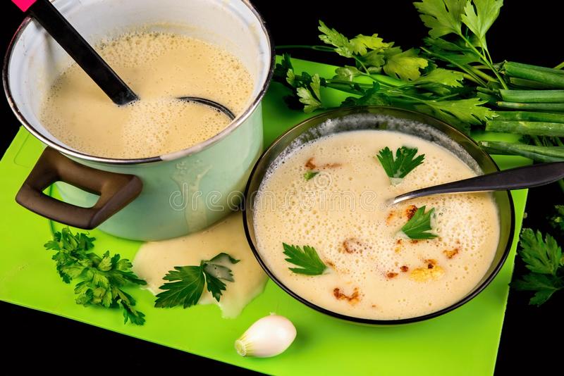 Посолить и поперчить и украсить петрушкой.