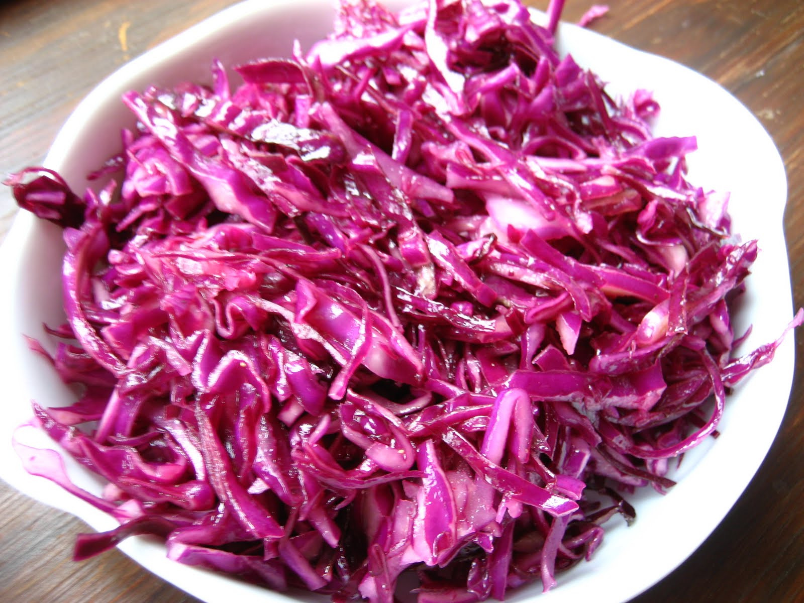 Лук и морковь мелко нарезать, капусту нашинковать.