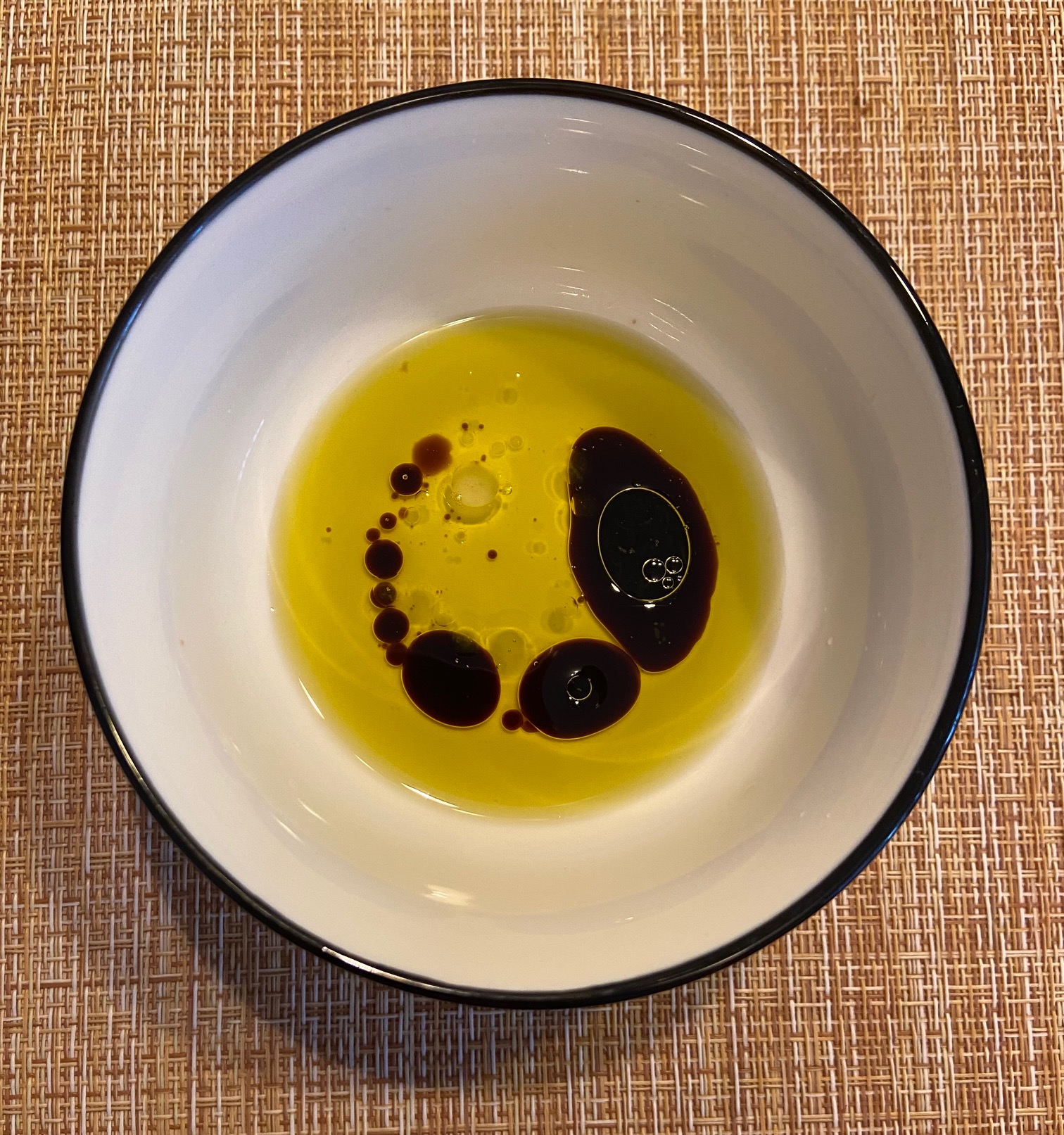 Приготовить заправку: оливковое масло, соевый соус, немного лимонного сока.
