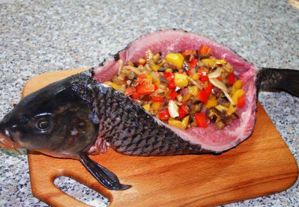 Нафаршируйте карпа через спинку обжаренными овощами. Осторожно сколите отверстие зубочистками и проведя между ними шпагат (как шнурок в ботинках), слегка стяните разрез.