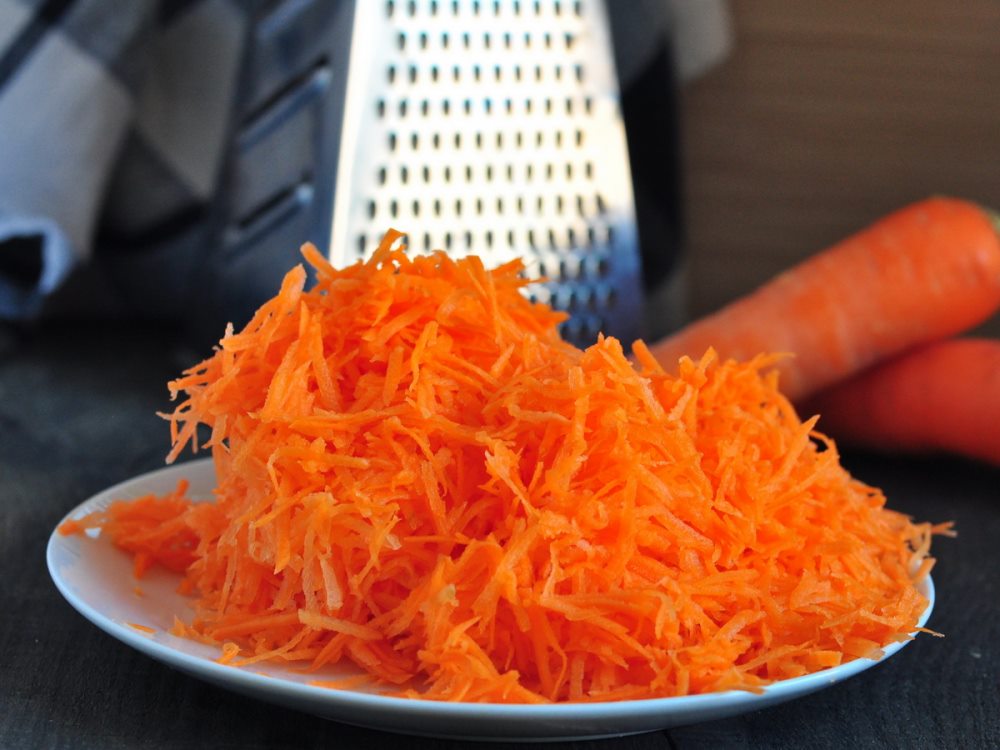 Возьмите морковь, помойте и почистите. Натрите ее на крупной терке. Тертую морковку добавьте в тесто для творожной запеканки. Все перемешайте.
