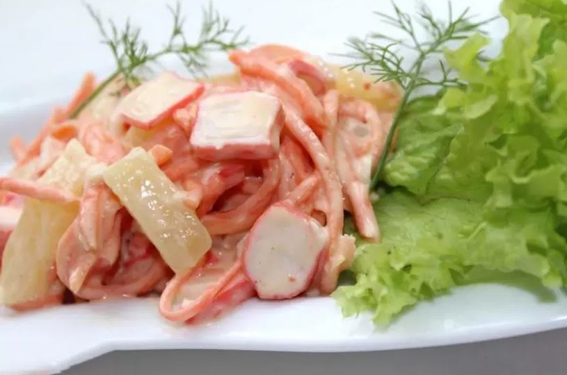 Салат с морковью по-корейски и крабовыми палочками и ананасом