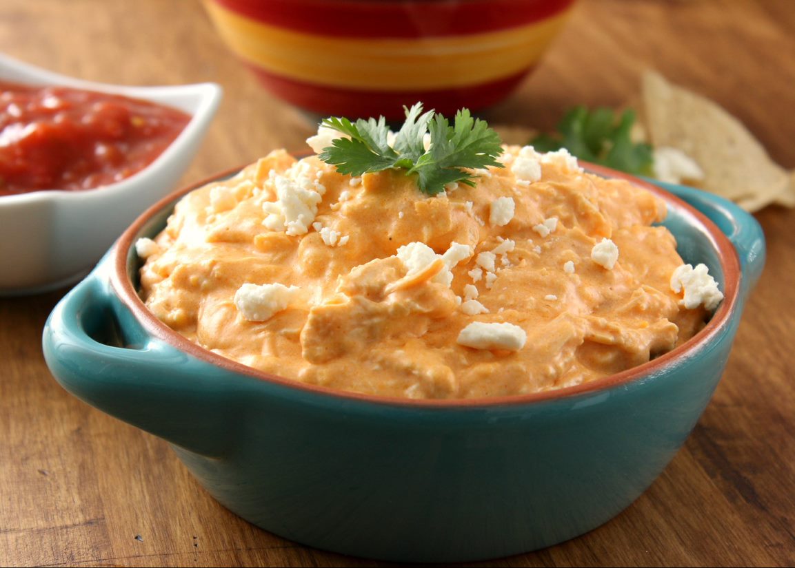 Как паста начала закипать сделайте огонь потише и добавьте плавленный сыр (Поломайте на небольшие кусочки). Варим на среднем огне до полного растворения сыра постоянно помешивая.