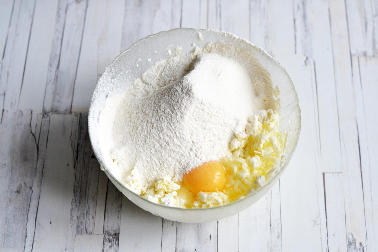 Собираем в глубокой миске палочки, сыр, сметану, яйца, соду и муку. Если нужно - подсолите. На мой взгляд в тему выдавить пару зубчиков чеснока. 