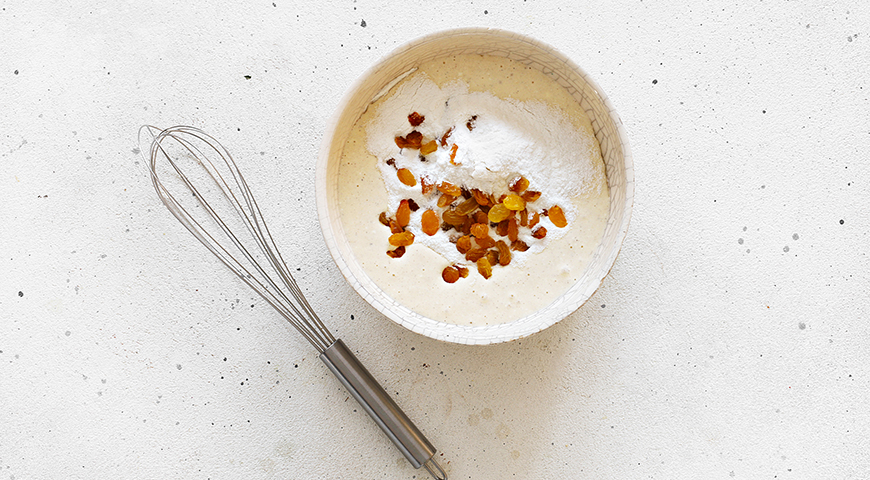 Изюм тщательно вымойте и обсушите, разложив на бумажном полотенце. Муку просейте с разрыхлителем через мелкое сито. Порциями добавьте в яичную смесь, постоянно помешивая венчиком.