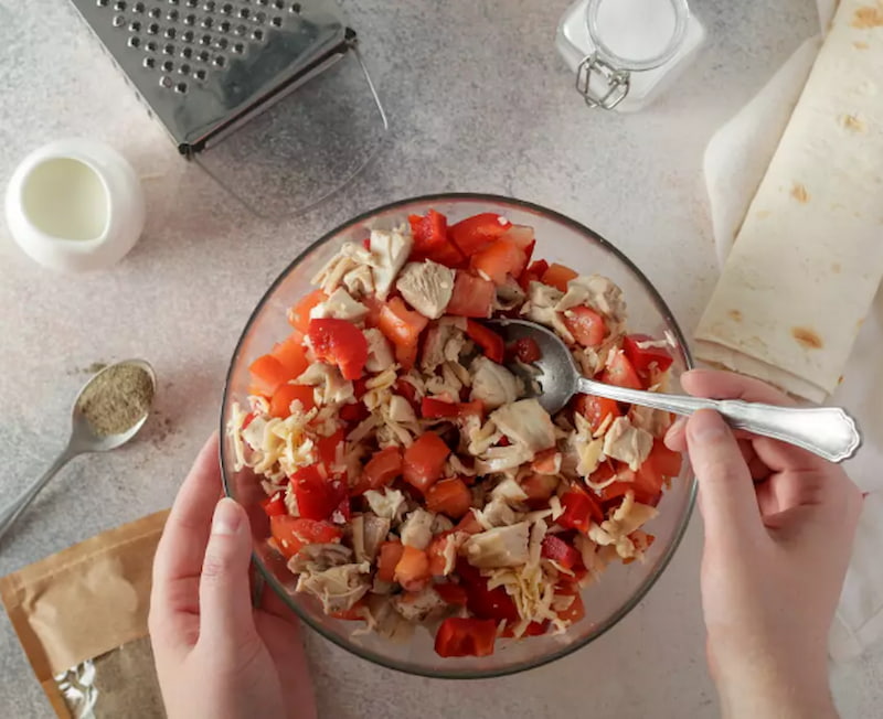 В глубокой миске смешайте начинку. Посолите и поперчите.