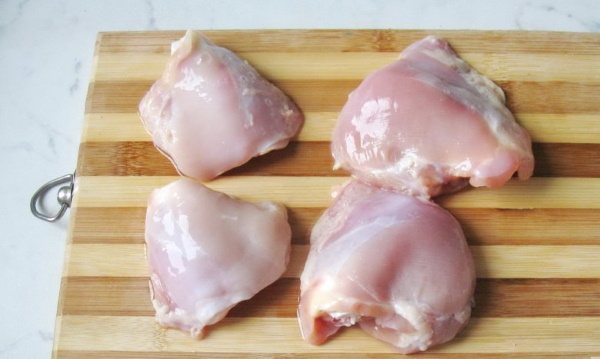 Курицу вместе с косточками порубите на куски средней величины. Картофель очистите, нарежьте средними кубиками примерно 2х2 см.