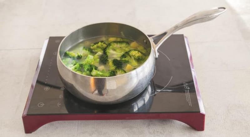 В кастрюле разогрейте оливковое масло и обжарьте лук-порей с щепоткой соли до мягкости, 5–7 мин. Добавьте хлопья чили, чеснок и картофель, перемешайте. Влейте овощной бульон и доведите до кипения. Добавьте брокколи, листочки тимьяна и лавровый лист и вари