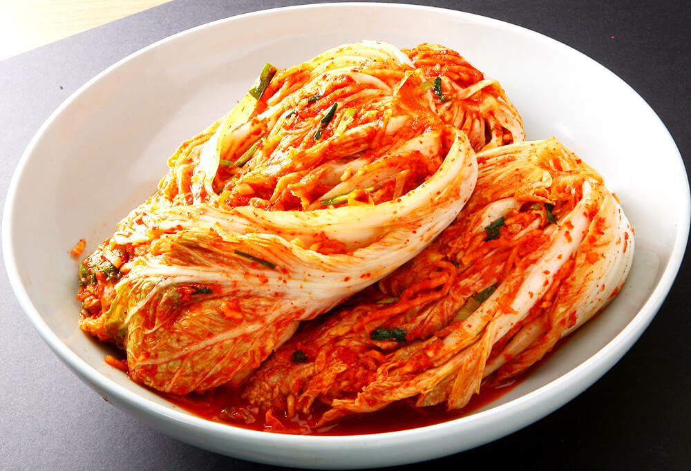 Теперь нужно в миске по отдельности натереть этим соусом каждый листик капусты. Из капусты сформировать "кочанчик" и отправить кваситься в банку или фарфоровую или стеклянную миску. Через три дня уже можно пробовать. Спустя 5 дней кимчи нужно переставить 