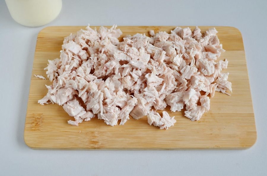 Нарезать филе небольшими кубиками.
