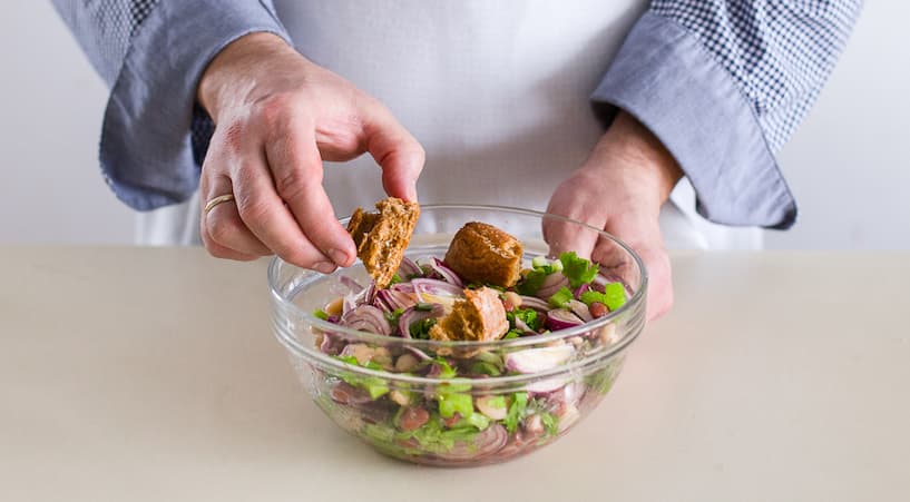 Разложите постный салат с фасолью по тарелкам, сверху выложите жареный хлеб, еще поперчите и подавайте.