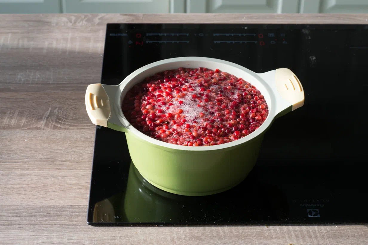 Оставшиеся в марле мятые ягоды переложите в кастрюлю. Залейте их водой, доведите до кипения и варите на слабом огне 3-4 минуты. Отвар процедите через марлю.