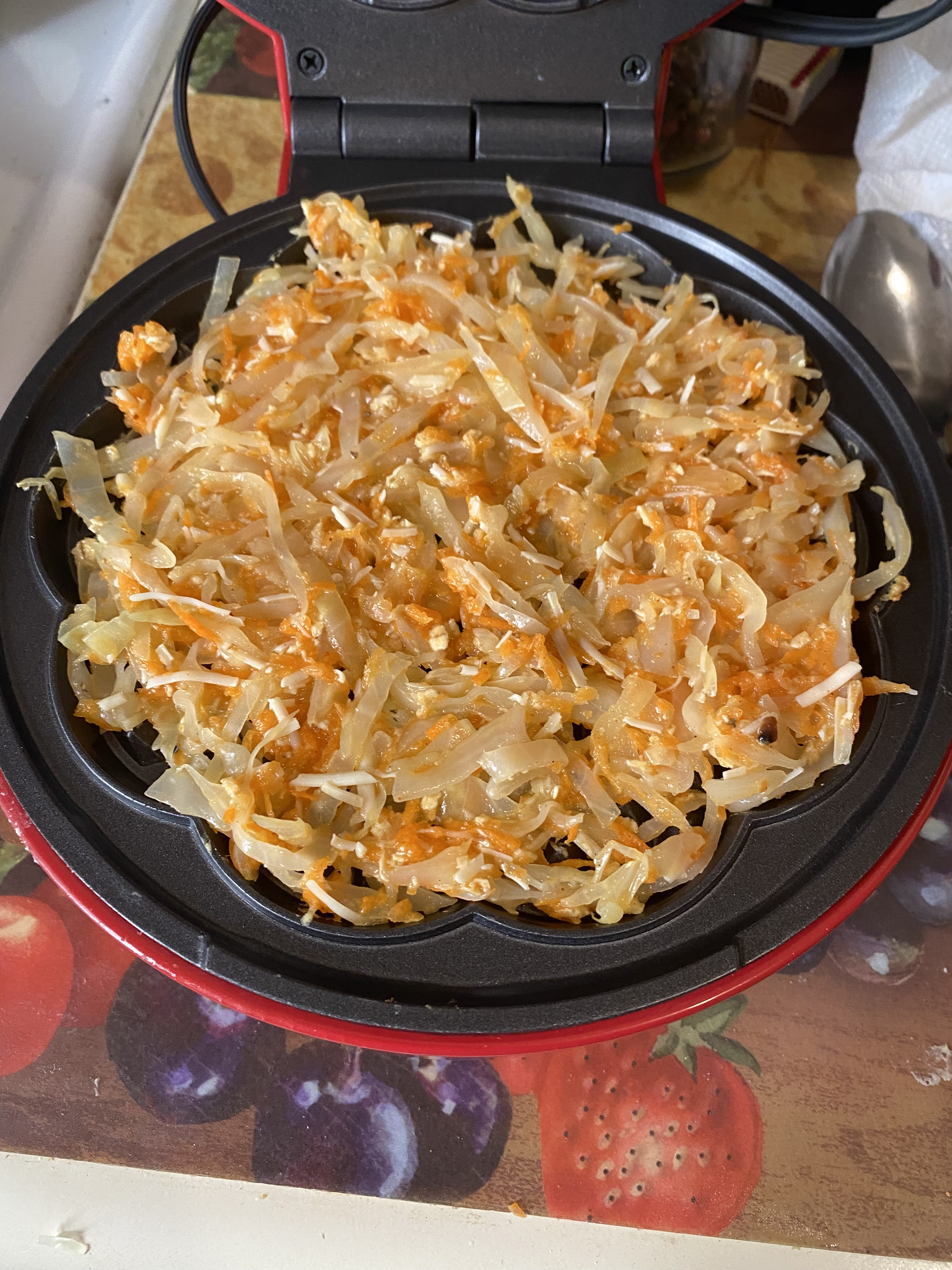 Шаг 4. Жарим вафли распределяя овощную смесь равномерно по поверхности вафельницы по три минуты