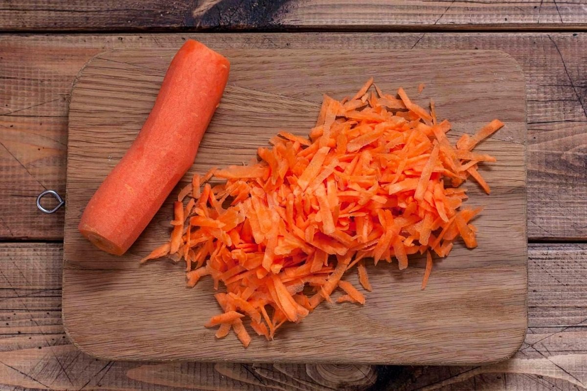 Морковку натираем на крупной терке или измельчаем тонкой соломкой. 