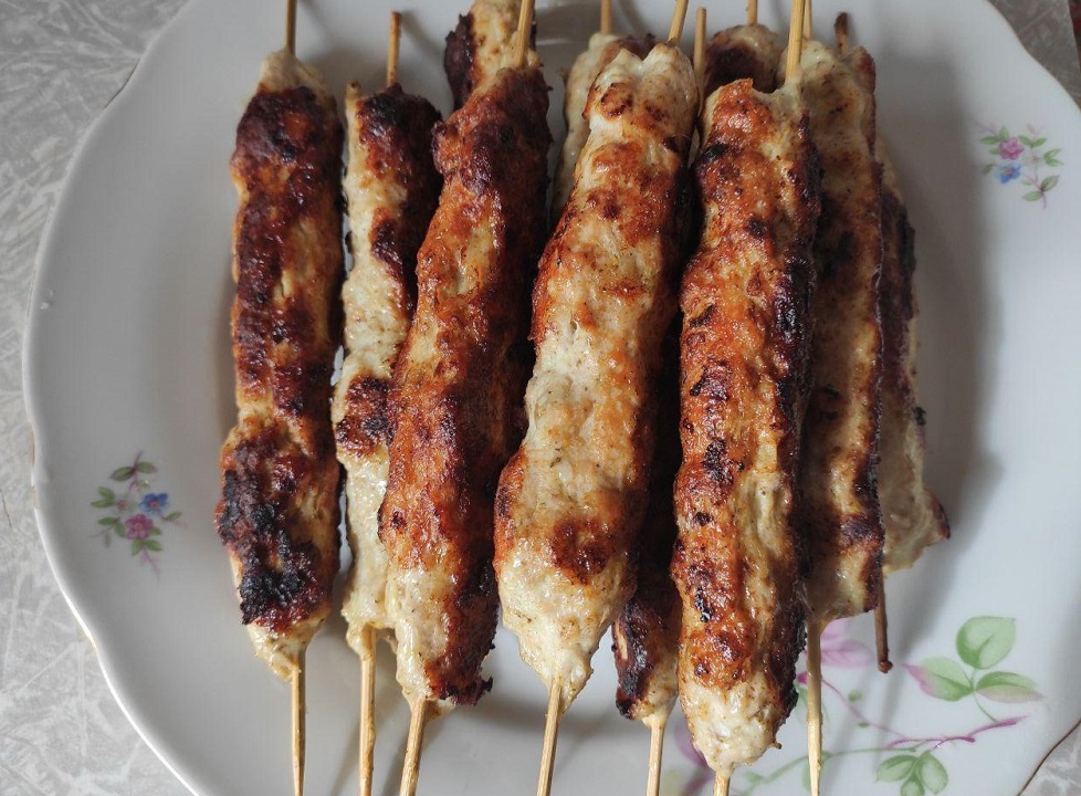 Домашний люля-кебаб из фарша в духовке на шпажках