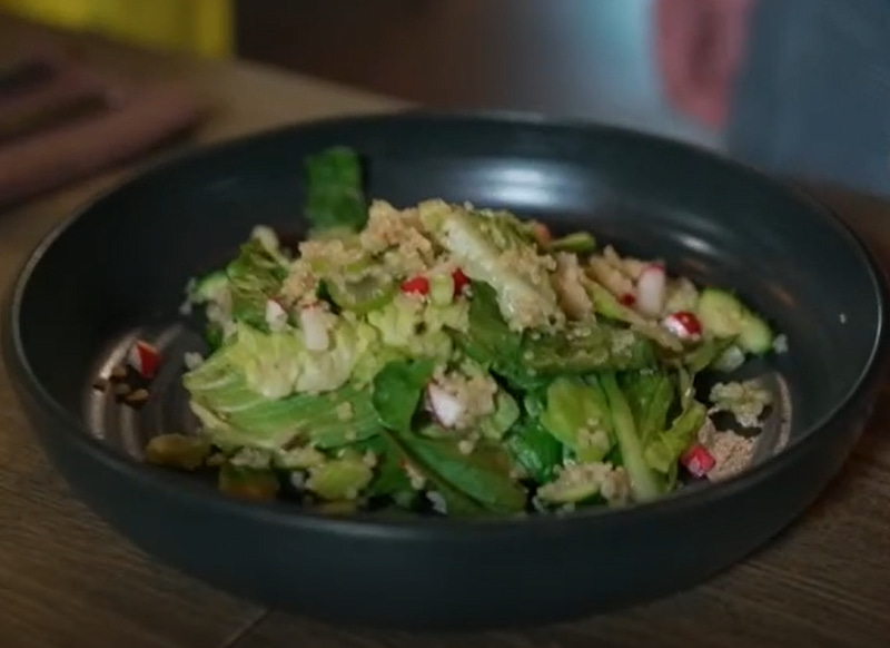 Фирменный рецепт от «Формулы еды»: салат с киноа с соусом из чайного гриба